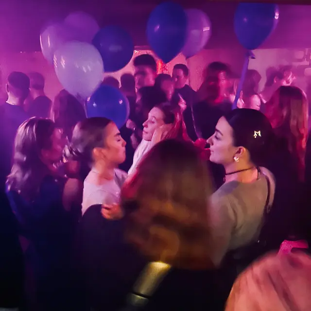 Glade mennesker til fest på HeadQuarters