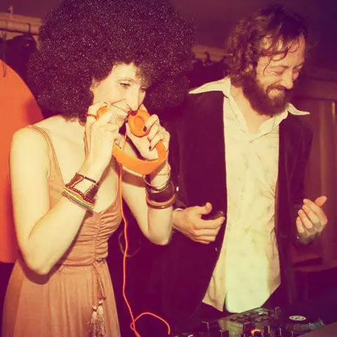 Stemningsbillede af DJ pult eller vinylplader