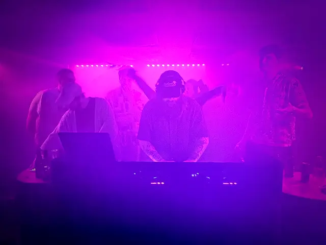 En DJ fra HeadQuarters spiller plader til et arrangement