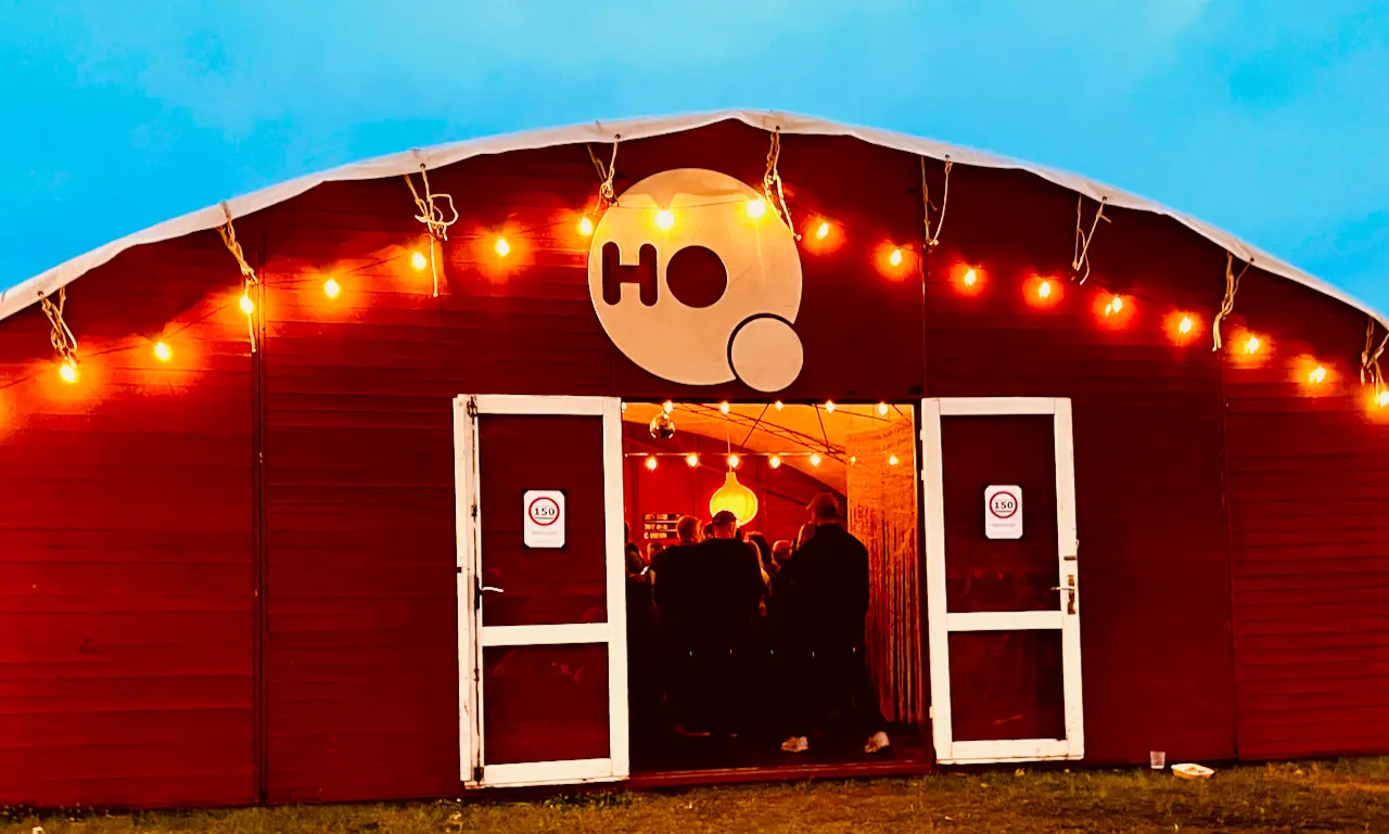 HQ DJ-setup på en udendørs festival