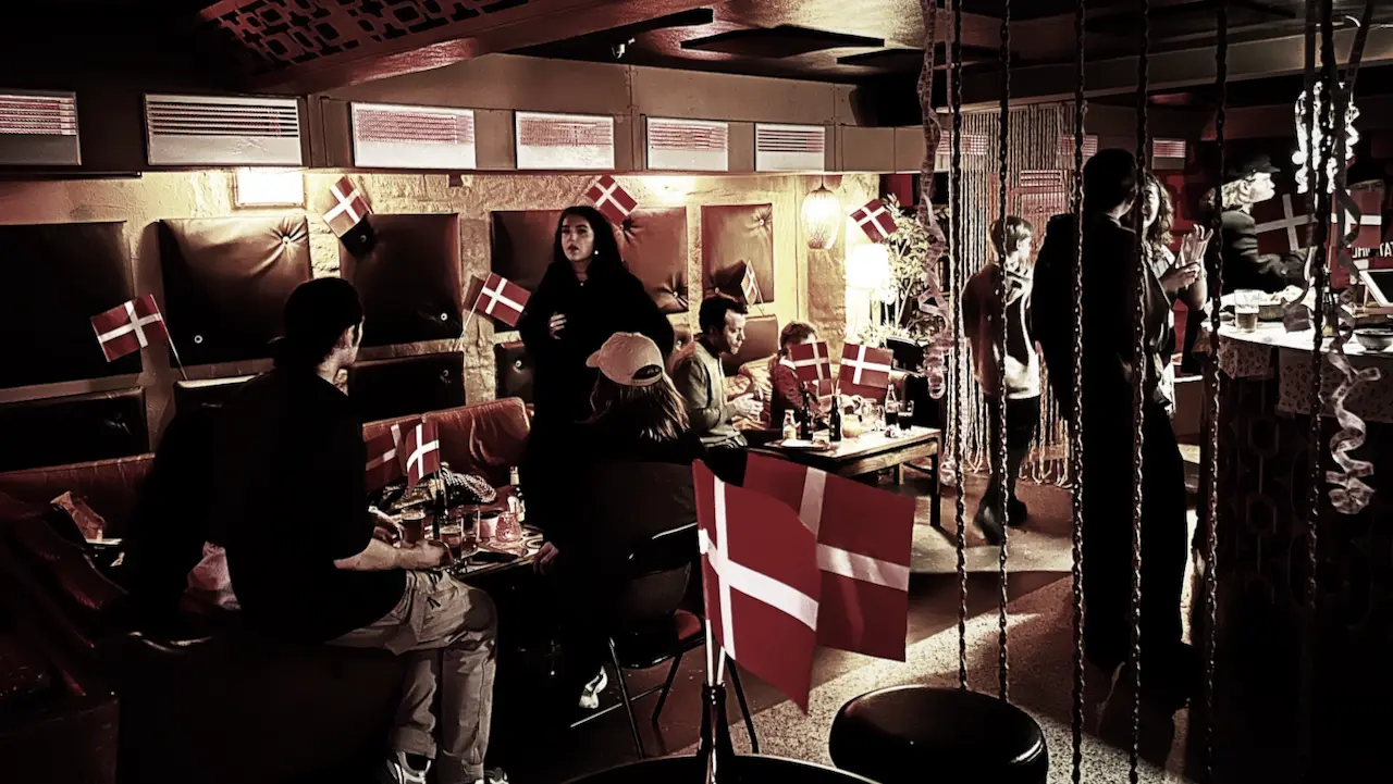 Stemningsbillede af HQ interiør med caféborde