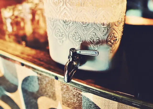 Tower of Dudes cocktail dispenser på HeadQuarters